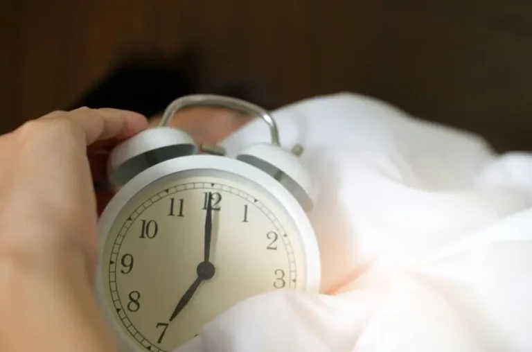 What to Do in the First 5 Minutes After Waking Up at Night for Women 40+ ?